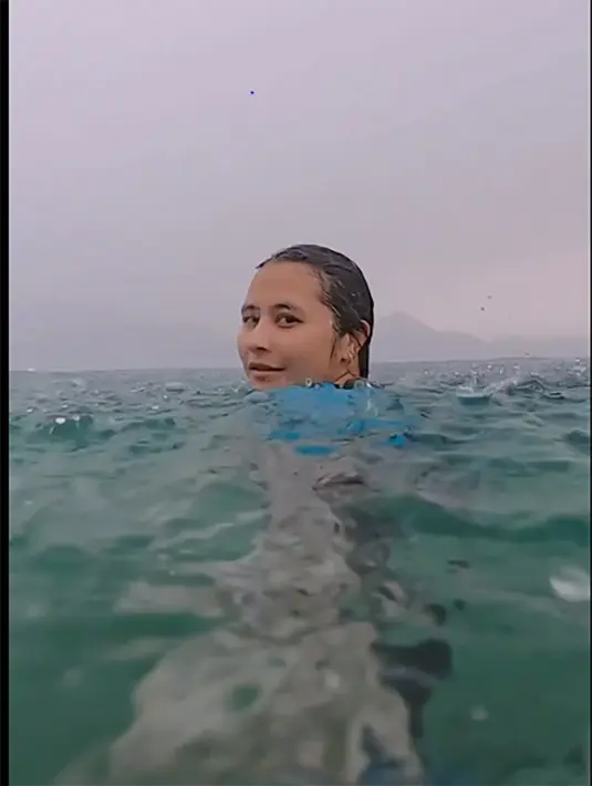 Dalam video singkat yang dibagikan, tampak Prilly menikmati rintik hujan meski sedang berada di tengah laut. 
 [Instagram/prillylatuconsina96]