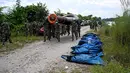 Personel militer Nepal kembali dari operasi pencarian membawa jenazah korban banjir di Bharatpur, Distrik Chitwan, Nepal, Senin, 31 Agustus 2026. (AFP/ Prakash Mathema)