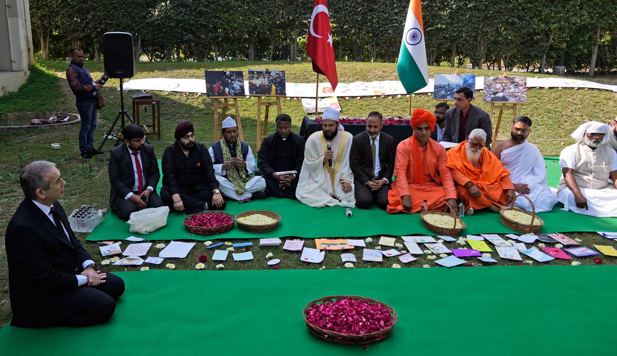 Duta Besar Turki untuk India Fırat Sunel (kiri) memimpin pertemuan doa antaragama untuk memberi penghormatan kepada para korban gempa Turki dan Suriah di Kedutaan Besar Turki, New Delhi, India, Selasa (21/2/2023). (AP Photo/Manish Swarup)