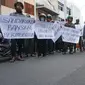 RIbuan orang menggelar aksi demo di depan kantor PCNU Solo terkait aksi pembakaran bendera tauhid yang dilakukan oknum Banser di Garut,Selasa (23/10).(Liputan6.com/Fajar Abrori)