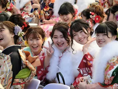 Sejumlah gadis Jepang mengenakan kimono saat menghadiri upacara Coming of Age Day atau Hari Kedewasaan di Tokyo Disneyland, di Urayasu, Senin (13/1/2020). Hari Kedewasaan adalah hari libur umum Jepang yang diadakan setiap hari Senin, minggu kedua di bulan Januari tiap tahunnya. (Kazuhiro NOGI/AFP)