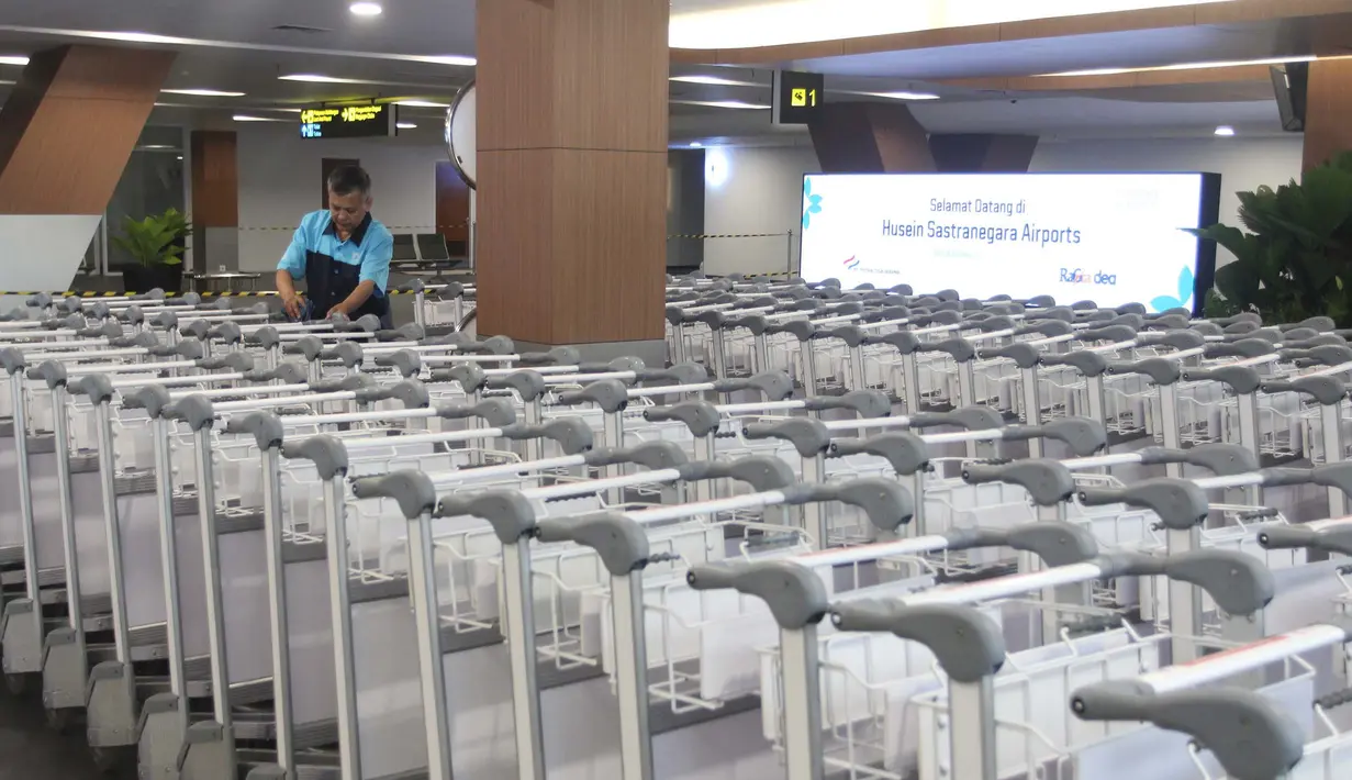 Petugas mengatur troli bagasi penumpang di Bandara Husein Sastranegara, Bandung, Jawa Barat, Jumat (7/8/2025).  (Istimewa)