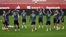 Para pemain Jerman melakukan pemanasan selama mengikuti sesi latihan di stadion La Cartuja di Seville (17/11/2020). Jerman akan bertanding melawan Spanyol pada Matchday 6 UEFA Nations League 2020 di Estadio La Cartuja de Sevilla. (AFP/Cristina Quicler)