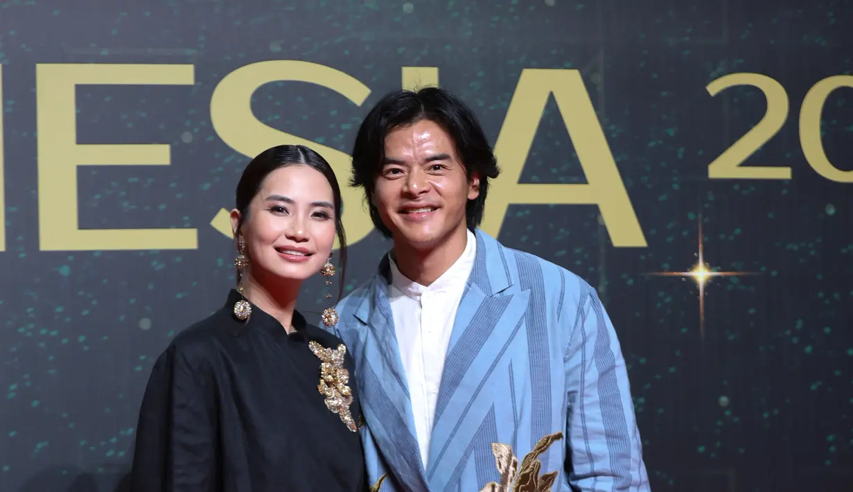 Istri Dion Wiyoko, Fiona Anthony tampil effortless dengan oversized kebaya janggan hitam. Dipadu dengan bros emas dan kain bermotif diagonal [Budi Santoso]