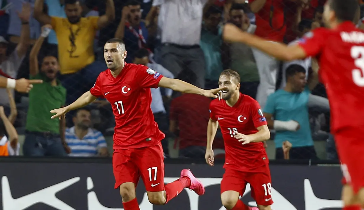 Penyerang Turki, Burak Yilmaz (kiri) melakukan selebrasi usai mencetak gol ke gawang Belanda pada kualifikasi Grup A Euro 2016 di Konya, Turki, (6/9/2015). Turki menang atas Belanda dengan skor 3-0. (REUTERS/Umit Bektas)