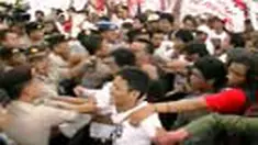 Ratusan mahasiswa yang berunjuk rasa depan Gedung MPR/DPR, bentrok dengan polisi. Kericuhan terjadi saat petugas membubarkan mahasiswa yang memblokade ruas jalan Gatot Subroto, Jaksel. 