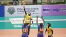 <p>Pemain timnas bola voli putri Indonesia, Megawati Hangestri melepaskan spike yang berusaha diblok dua pemain India, Anushree Kambrath (kiri) dan Aswani Kandoth pada laga Grup E Babak 8 Besar Kejuaraan Bola Voli Putri AVC Challenge Cup 2023 di GOR Tri Dharma, Gresik, Jawa Timur, Jumat (23/6/2023). Indonesia menang 3-0 atas India (25-21, 25-15, 25-16) dan memastikan lolos ke semifinal sebagai juara Grup E. (Dok. PBVSI)</p>