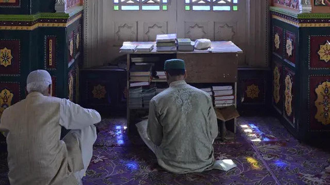 Cara Ziarah Kubur yang Benar: Panduan Lengkap Sesuai Syariat