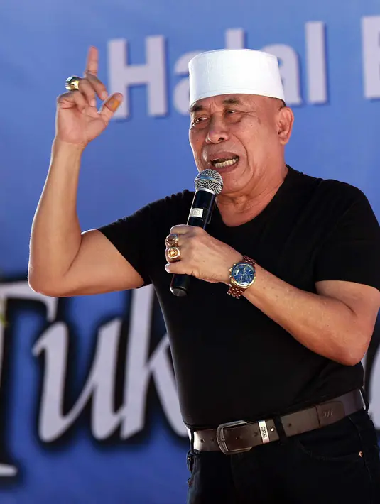 Latief Sitepu, sebagai Haji Muhidin dalam sinetron 'Tukang Bubur Naik Haji'.  Di awal episode masih fokus pada sikapnya yang iri dengan apapun yang dilakukan Haji Sulam. Namun seiring berjalannya cerita kini kian berkembang. (Deki Prayoga/Bintang.com)