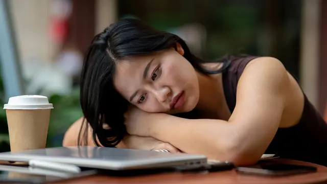 wanita january marah tenangkan diri