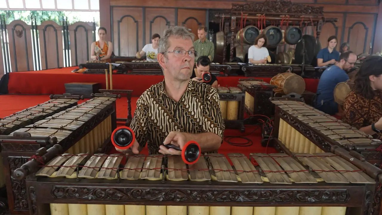Kenalkan Peter 'Parto', Bule yang Jago Gamelan dan Berbahasa Jawa