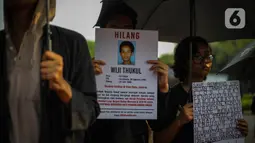Dalam aksinya, mereka mengkritik pernyataan Menko Bidang Hukum, Hak Asasi Manusia (HAM), Imigrasi, dan Pemasyarakatan Kabinet Merah Putih periode 2024-2029, Yusril Ihza Mahendra yang nir empati terhadap korban pelanggaran HAM berat 1998. (Liputan6.com/Angga Yuniar)