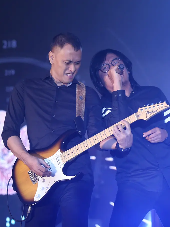 [Bintang] DEWA 19 Konser di DPR