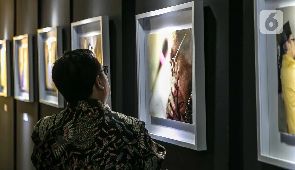 Pengunjung melihat-lihat foto pada pameran Satu Dekade Haul Presiden ke IV Republik Indonesia KH Abdurrahman Wahid atau Gus Dur di Kantor DPP PKB, Jakarta, Rabu (15/1/2020). Pameran sekaligus lomba foto ini diikuti oleh puluhan fotografer dari seluruh Indonesia. (Liputan6.com/Faizal Fanani)