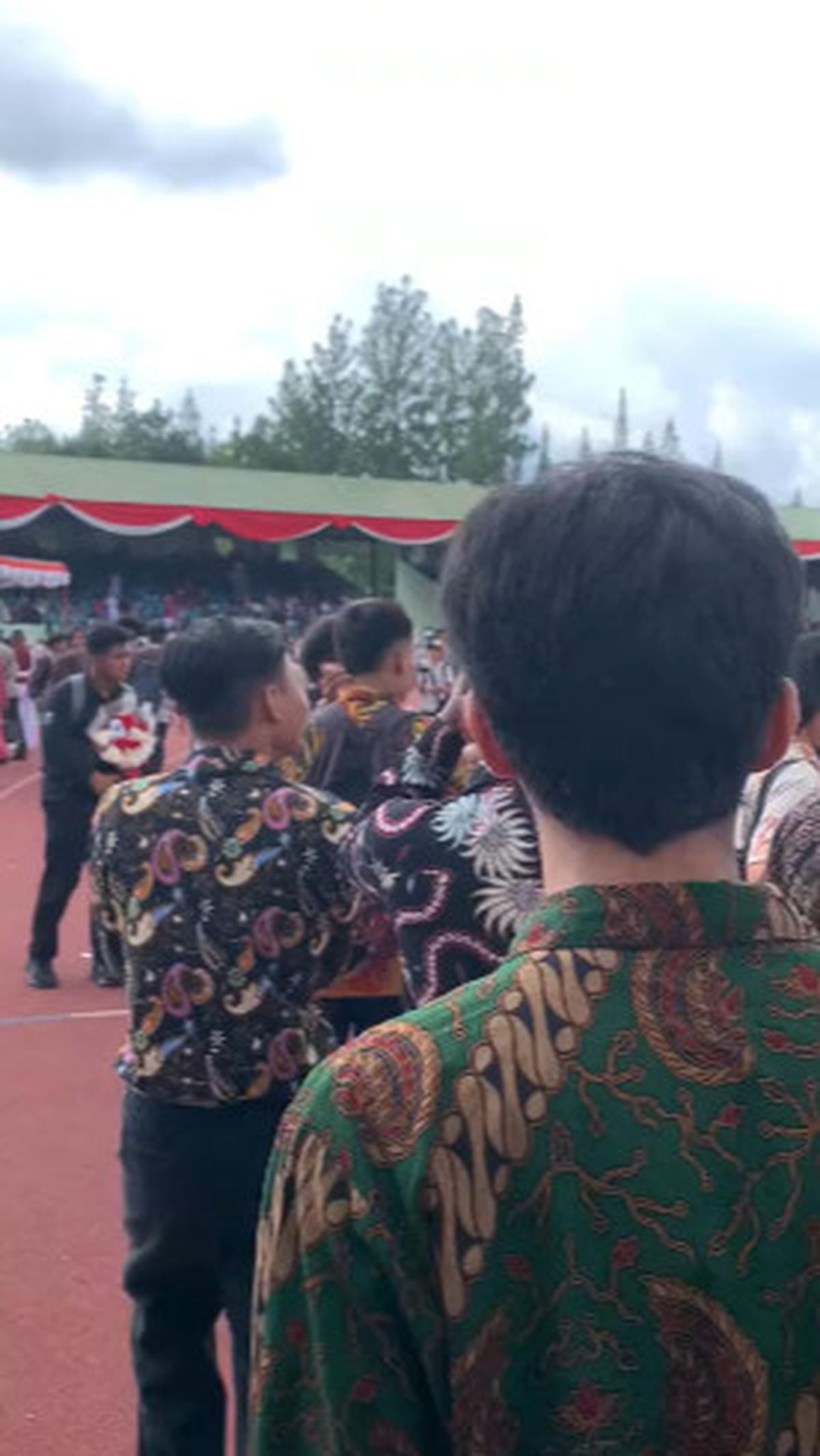 Pemilik akun TikTok nngaaabb membagikan video saat mendatangi wisuda temannya.<br>
