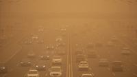 Mobil melintas tol di tengah badai pasir pada jam sibuk pagi hari di Beijing, Senin (15/3/2021). Badan Meteorologi China mengumumkan status kuning dengan menyatakan, badai pasir telah menyebar dari Mongolia ke Provinsi Gansu, Shanxi, dan Hebei, di sekitar Beijing. (AP Photo/Mark Schiefelbein)