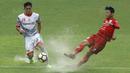 Striker Persis Solo, Tri Handoko, berusaha melewati gelandang Martapura FC, Moch Solechudin, pada laga 8 besar Liga 2 Indonesia di Stadion Patriot, Bekasi, Kamis (9/11/2017). Persis kalah 0-1 dari Martapura FC. (Bola.com/M Iqbal Ichsan)