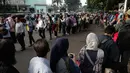 Antraen panjang masyarakat yang hendak menaiki bus Transjakarta di depan Cibubur Junction, Jakarta, Senin (16/4). (Liputan6.com/Faizal Fanani)