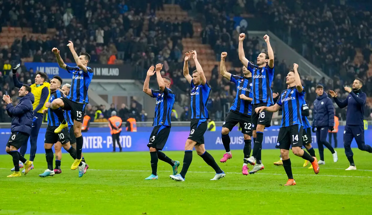 Para pemain Inter Milan melakukan selebrasi usai mengalahkan Atalanta pada pertandingan sepak bola perempat final Coppa Italia di Stadion San Siro, Milan, Italia, 31 Januari 2023. Inter Milan menang 1-0 atas Atalanta dan berhasil melaju ke semifinal Coppa Italia. (AP Photo/Antonio Calanni)