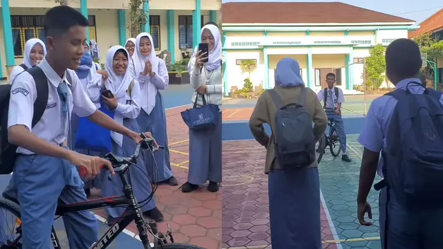 Momen teman sekelas di sebuah SMA membelikan sepeda untuk Romsi yang ke sekolah jalan kaki