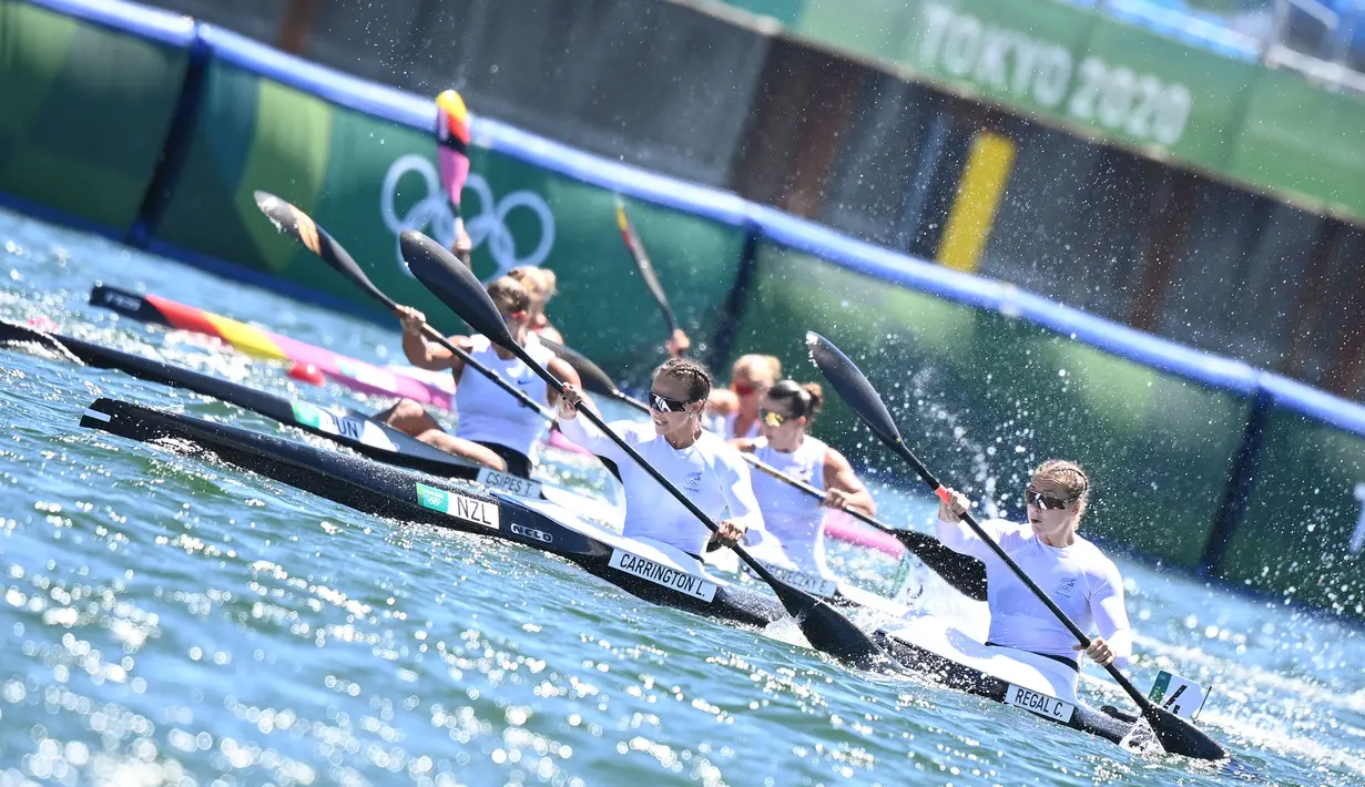 Berselang 90 menit, Lisa Carrington kembali mendayung kayaknya. Kali ini dirinya berlaga di nomor 500 meter ganda putri bersama Caitlin Regal sebagai partnernya. Mereka berhasil menyentuh garis finis dengan waktu 1 menit 35,785 detik dan kembali pecahkan rekor Olimpiade. (Foto: AFP/Luis Acosta)