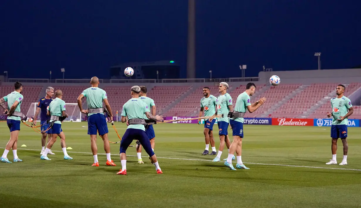 Para pemain Brasil berolahraga saat sesi latihan di Stadion Grand Hamad, Doha, Qatar, 29 November 2022. Brasil akan menghadapi Kamerun dalam pertandingan sepak bola Grup G Piala Dunia 2022 pada 2 Desember. (AP Photo/Andre Penner)