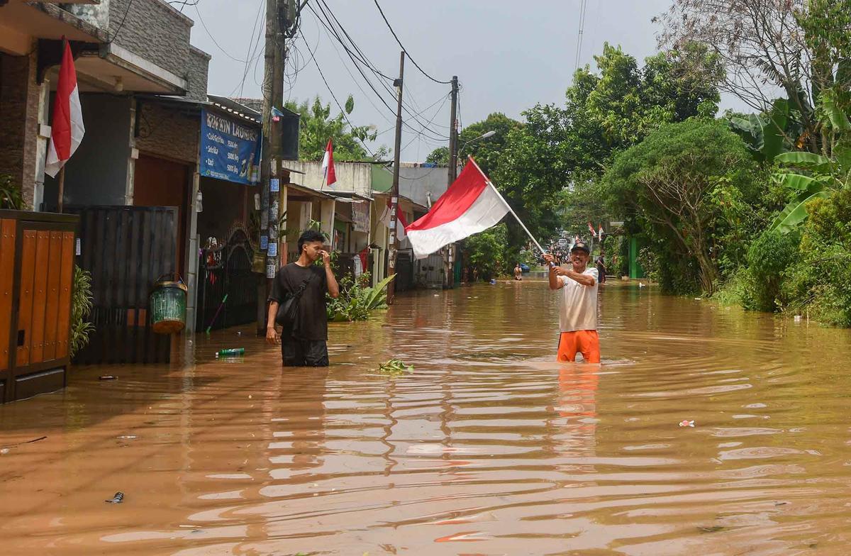 FOTO: Tanggul Jebol, 2.000 Warga Villa Pamulang Terdampak Banjir