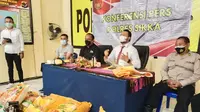 Konferensi Pers tim Polda NTT, didamping Kasat Reskrim dan Kasubag Humas Polres Sikka, terkait temuan barang kemasan yang tidak bermerek. (Liputan6.com/Dionisius Wilibardus)