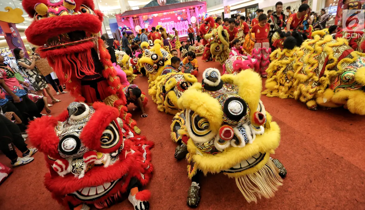 Pemain Barongsai berkumpul bersiap mengelilingi pusat perbelanjaan pada perayaan Cap Go Meh di Pluit Village, Jakarta Utara, Jumat (02/3). (Liputan6.com/Fery  Pradolo)