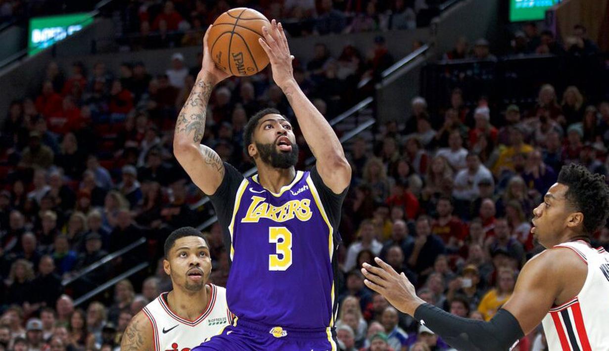 Pebasket Los Angeles Lakers, Anthony Davis, berusaha memasukan bola saat melawan Portland Trail Blazers di Moda Center, Sabtu 928/12). LA Lakers menang 128-120 atas Portland Trail Blazers. (AP/Craig Mitchelldyer)