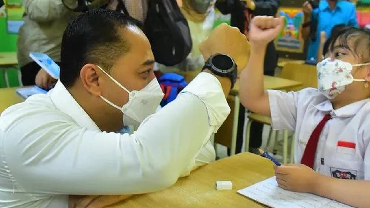 Meski koperasi sekolah diperbolehkan menjual seragam, lanjut Wali Kota Eri, namun harganya tak boleh lebih tinggi dari harga pasaran dan kualitasnya harus baik.