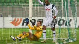 Gelandang Tottenham Hotspur, Lucas Moura berselebrasi usai mencetak gol ke gawang Ludogorets Razgrad pada pertandingan grup J Liga Europa di Stadion Huvepharma Arena, Razgrad, Bulgaria (5/11/2020). Tottenham menang 3-1 atas Ludogorets Razgrad. (AFP/Nikolay Doychinov)