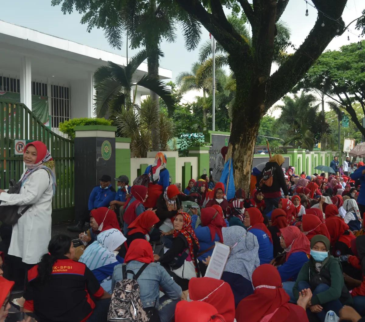 Unsur Serikat Pekerja (buruh), lanjut dia, menolak PP 51 tahun 2023 sebagai acuan penetapan UMP, dan mengusulkan penggunaan 64 Komponen Hidup Layak (KHL) sehingga mengajukan nilai UMP sebesar Rp4.149.296.<br><br>