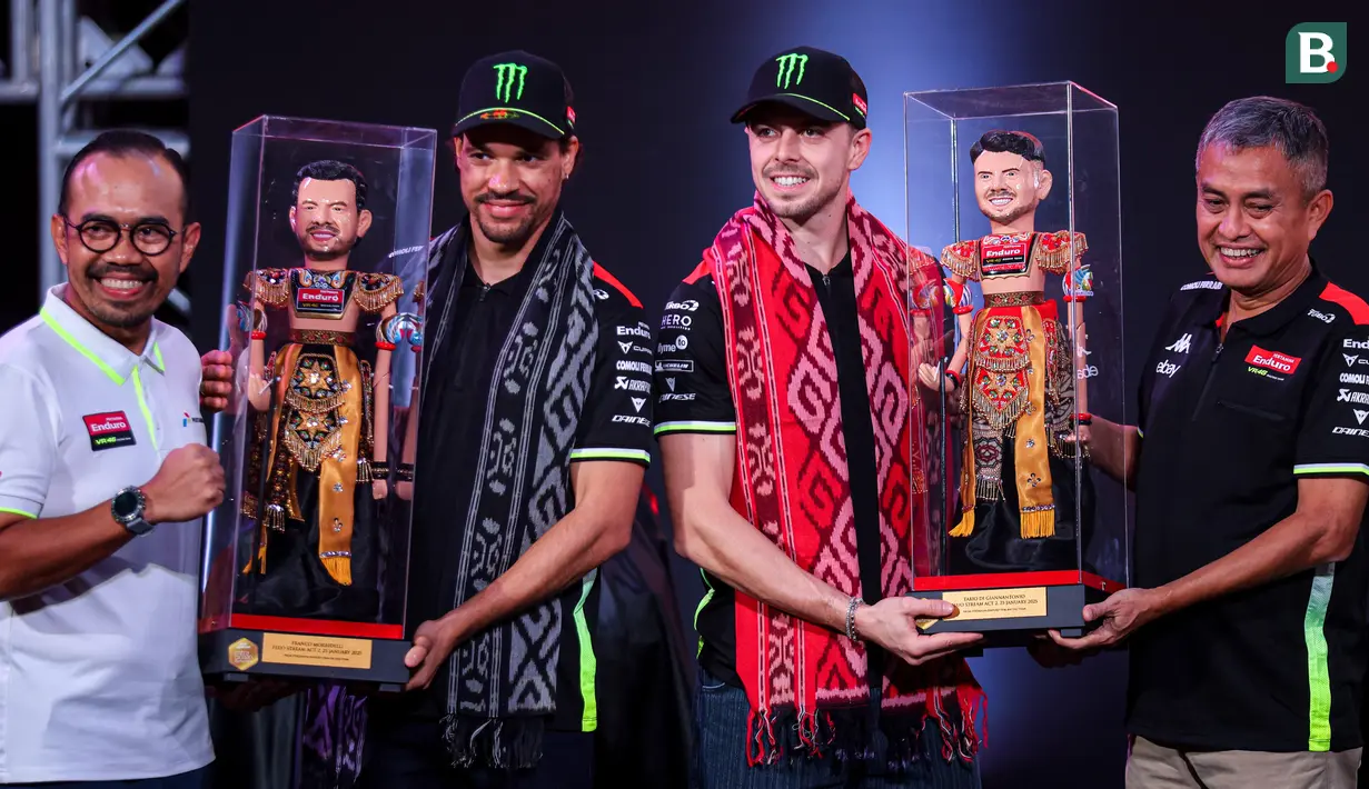 <p>Pembalap MotoGP, Franco Morbidelli (tengah kiri) dan Fabio Di Giannantonio (tengah kanan) mendapatkan kain tradisional Lombok dan wayang golek dalam launching tim Pertamina Enduro VR46 yang berlangsung di Balai Kartini, Jakarta, Sabtu (25/01/2025). (Bola.com/Bagaskara Lazuardi)</p>