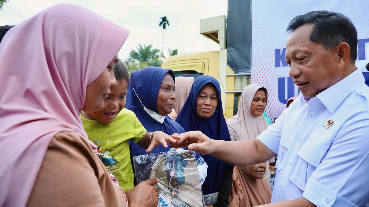 Mendagri Serahkan Bantuan ke Desa Geudumbak Kecamatan Langkahan, Aceh Utara