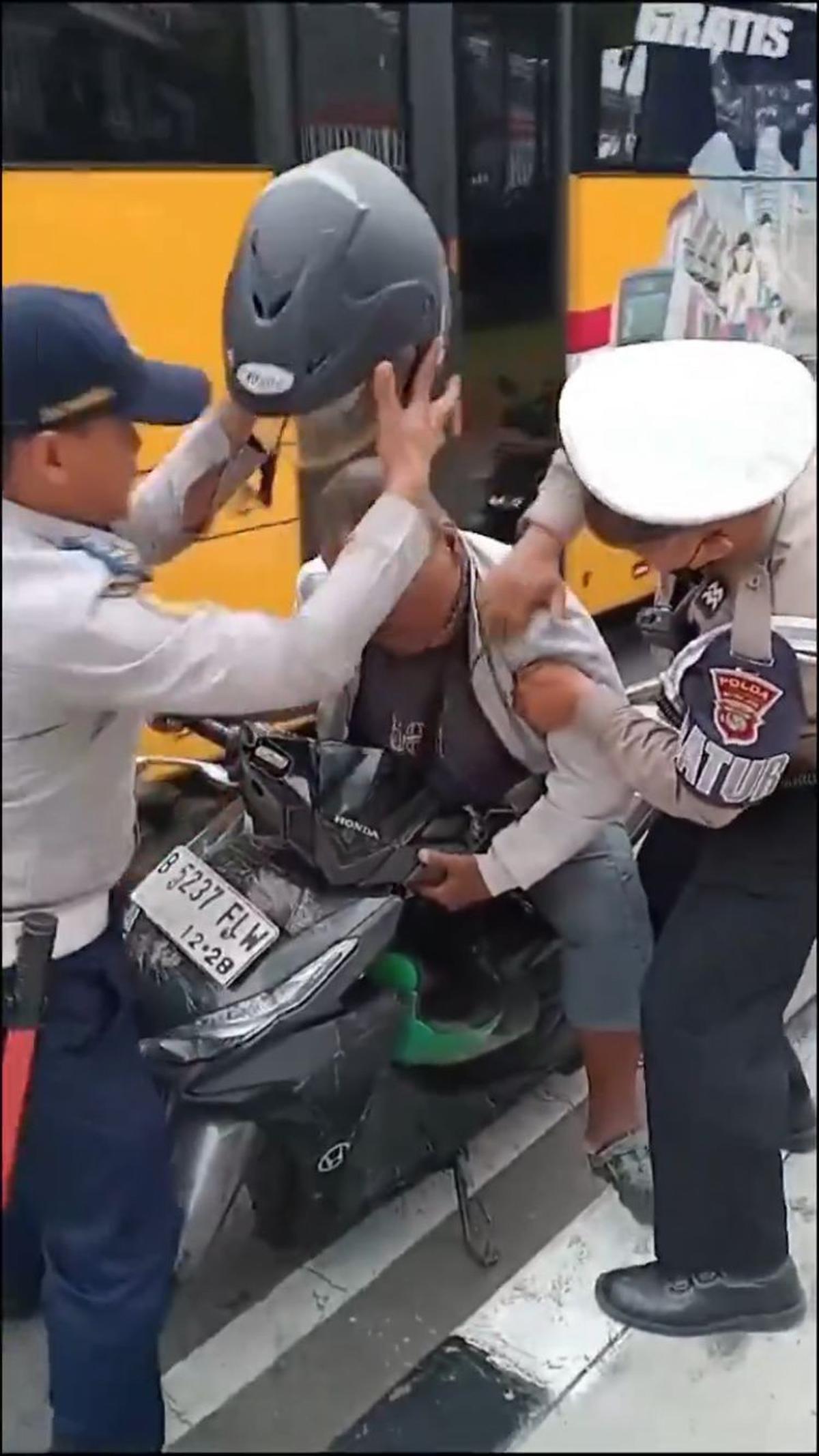Momen Polisi Bantu Pengendara Motor yang Tiba-tiba Pingsan di Jalan Ini Viral, Tuai Pujian