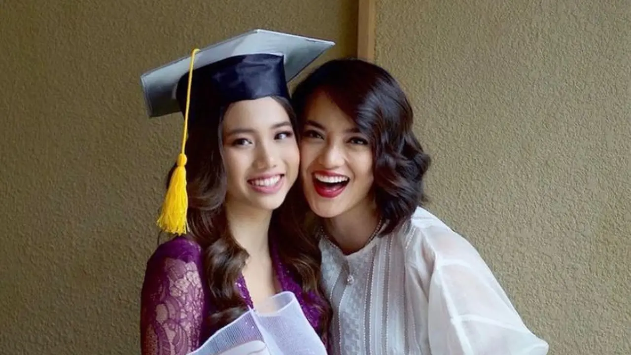 Pesona Jasmine Abeng, Putri Sulung Ririn Ekawati Berbalut Kebaya dan Kain Bugis Saat Wisuda SMA