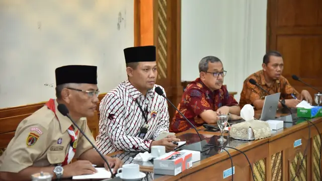 Wakil Bupati Kebumen, Arif Sugiyanto memimpin rapat koordinasi terkait antisipasi virus Corona. (Foto: Liputan6.com/Humas Kebumen/Muhamad Ridlo)
