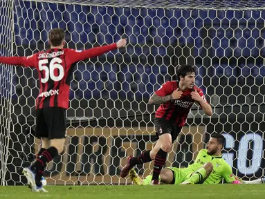 Gelandang AC Milan, Sandro Tonali (tengah) merayakan setelah mencetak gol kedua timnya ke gawang Lazio pada pertandingan lanjutan Liga Serie A Italia di Stadion Olimpiade Roma, Italia, Senin (25/4/2022). AC Milan menang tipis atas Lazio 2-1. (AP Photo/Andrew Medichini)