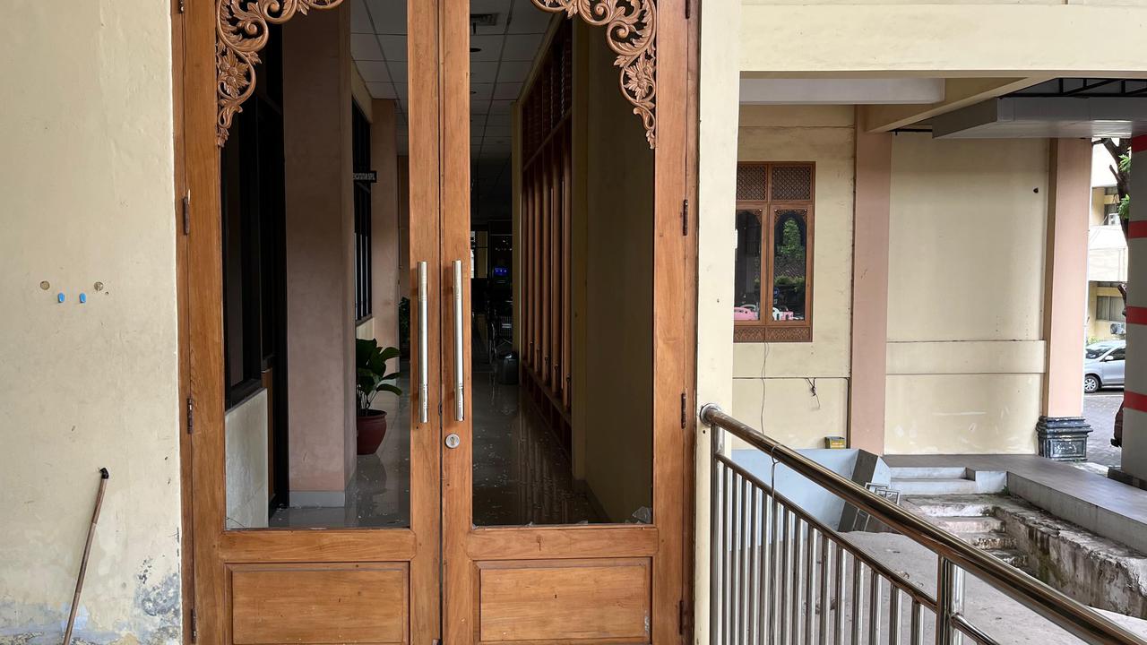 Kronologi Pria Naik Sepeda Datangi Balai Kota Solo Pagi Buta, lalu Pecahkan Kaca dan Rusak Mobil