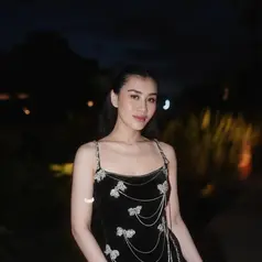 Dalam suasana pesta malam yang mewah, Aaliyah memilih tampil serba hitam dengan gaya elegan yang memancarkan kesan glamor namun tetap classy. [@aaliyah.massaid].