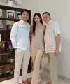 Mikha Tambayong terlihat cantik mengenakan blouse brokat yang dipadu celana cutbray warna krem.