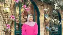 Tampil serba pink saat hangout, Tasyi memadukan dress a-line dengan tas Hermes birkin warna senada dengan pashmina-nya. [Foto: IG/tasyiiathasyia].