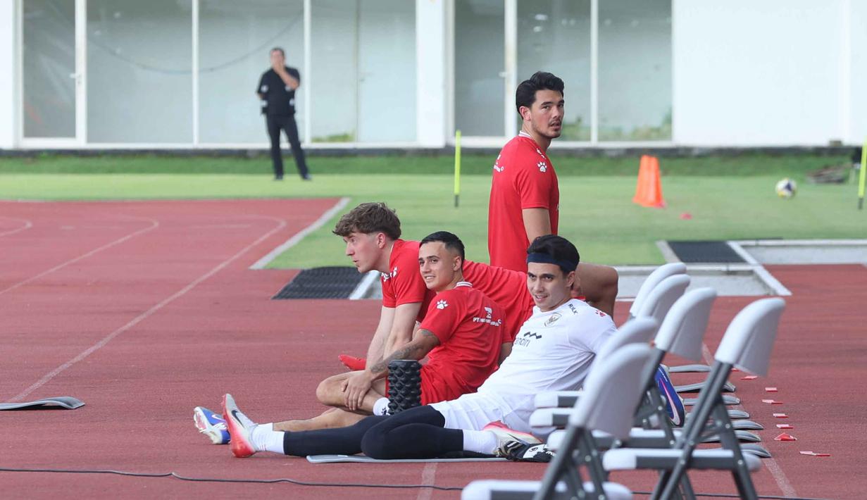 Striker andalan Timnas Indonesia, Ole Romeny, juga sudah bergabung. Tampak dalam foto, pemain Timnas Indonesia, Ole Romeny (kiri), saat mengikuti sesi latihan perdana di Lapangan Stadion Madya, Kompleks Gelora Bung Karno, Senayan, Jakarta, Selasa (24/3/2026). (Bola.com/M Iqbal Ichsan)