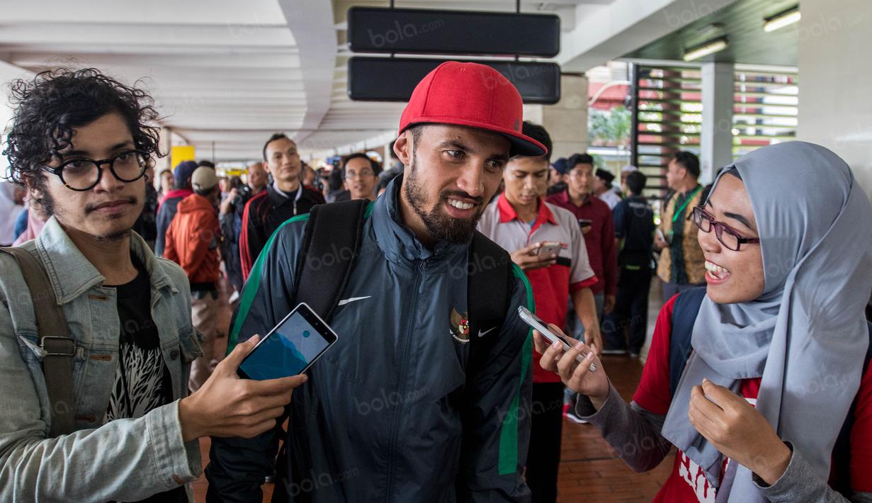 Gelandang Timnas Indonesia, Stefano Lilipaly, menjawab pertanyaan wartawan saat tiba di Bandara Soekarno-Hatta, Banten, Sabtu (26/11/2016). Pada babak semifinal Piala AFF 2016, Indonesia akan meghadapi Vietnam. (Bola.com/Vitalis Yogi Trisna) 