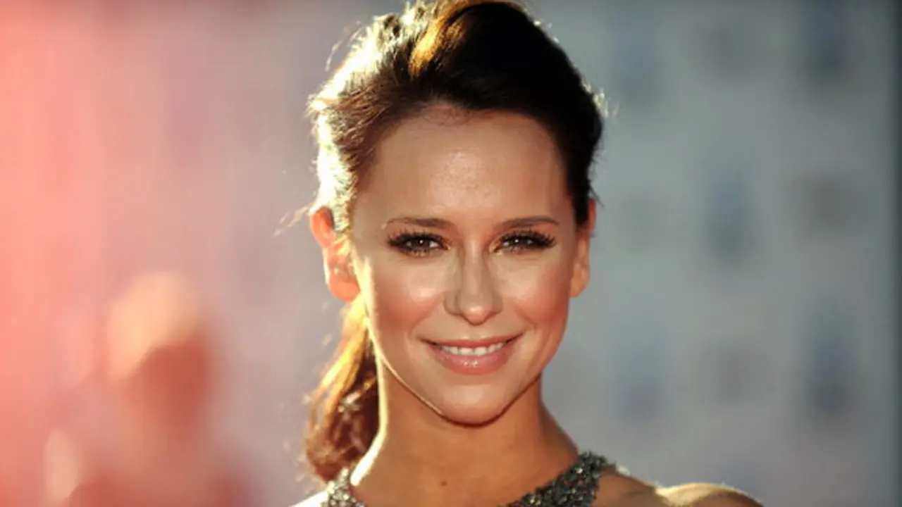 jennifer-love-hewitt-131127b.jpg