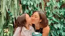 Gantian Gempita yang mencium sang ibu untuk menunjukkan rasa sayangnya. (Foto: Instagram/ gisel_la)