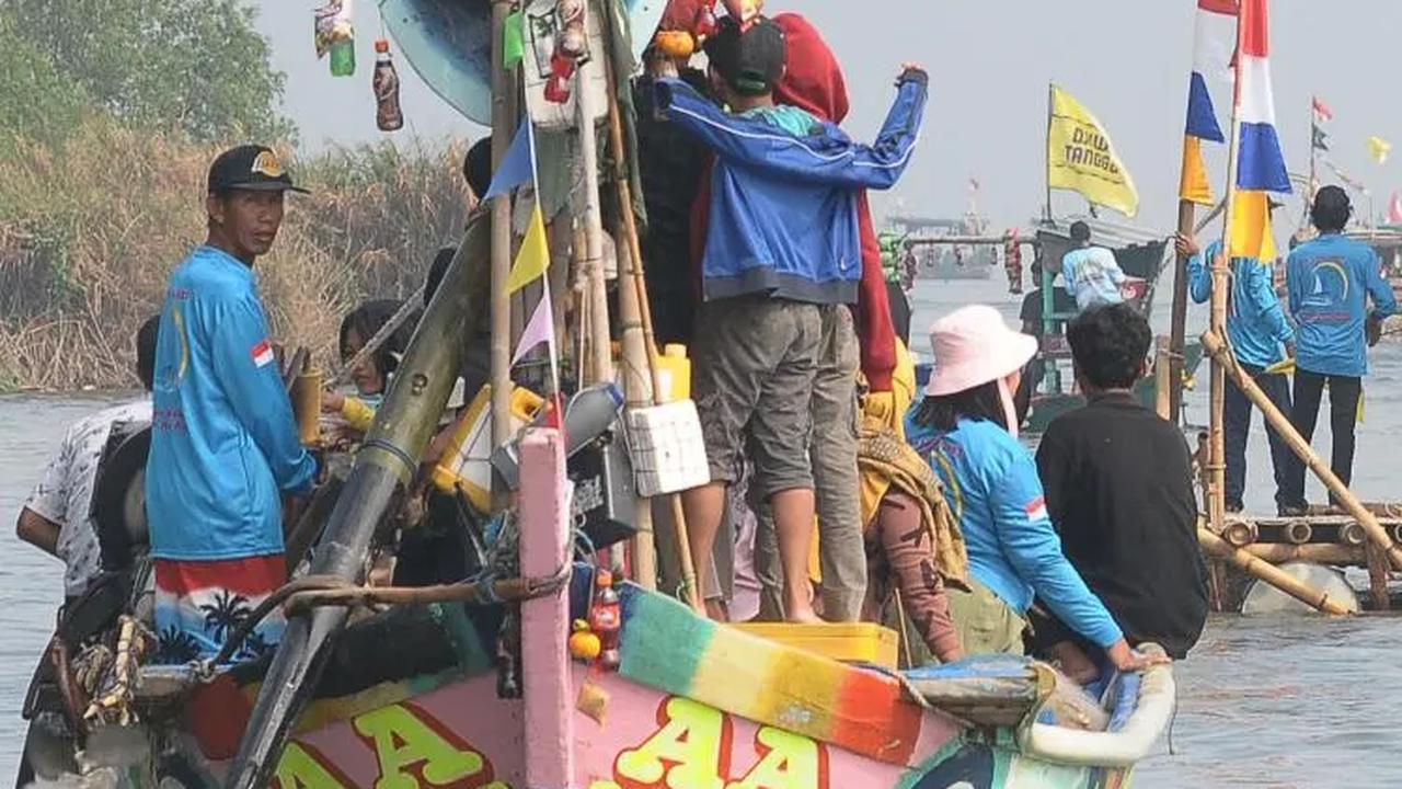 Dalam tradisi ini, para nelayan juga melakukan pelarungan sesajen dan menghias kapal mereka.<br>