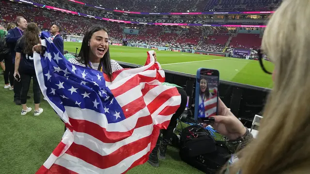 Fans-Fans Cantik Hiasi Laga Inggris vs Amerika Serikat di Piala Dunia 2022