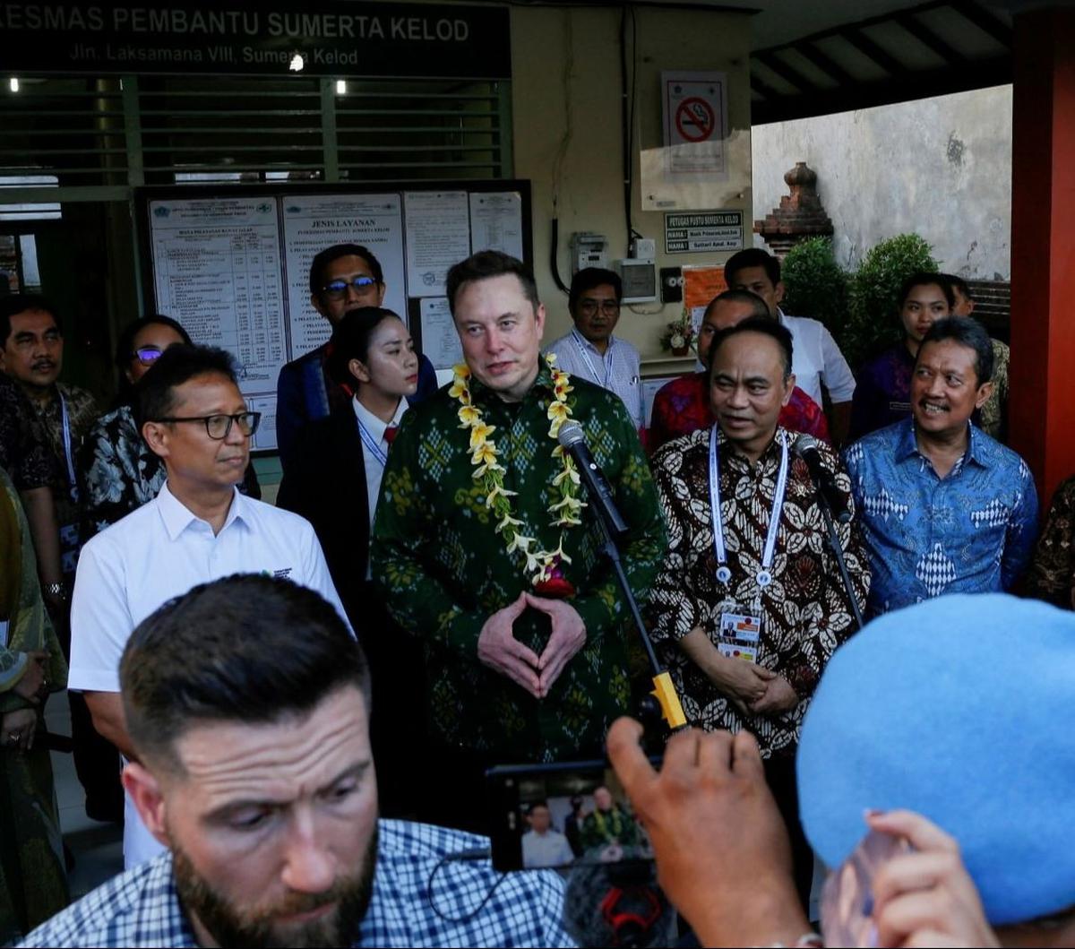CEO Tesla Elon Musk meresmikan peluncuran Starlink di Puskesmas Pembantu Sumerta Kelod Denpasar, Bali pada Minggu (19/5/24) Peluncuran resmi dilakukan sekitar pukul 16.45 WITA.&nbsp;Foto: REUTERS / Johannes P. Christo<br>